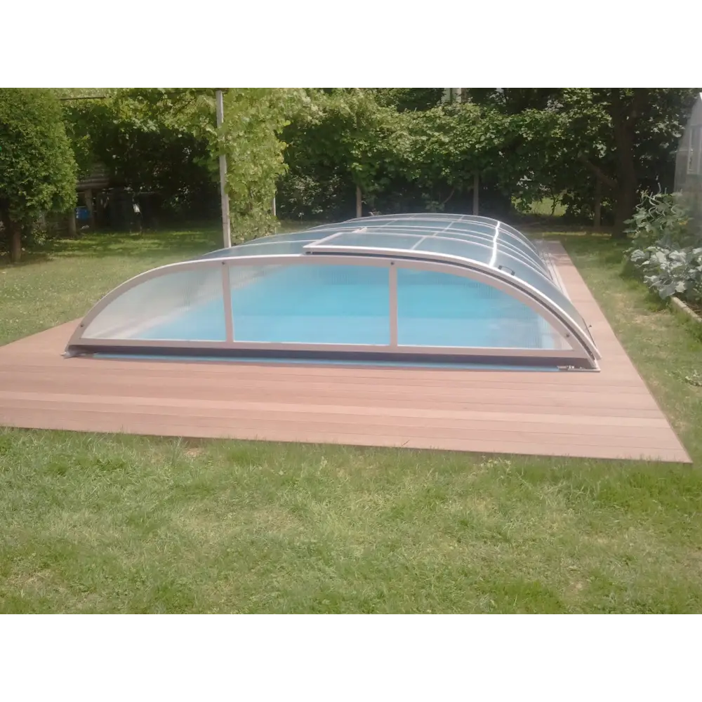 Kurvig transparent glas Pooltak NIVO KIT 860WC 4x8 ELOX över blå pool